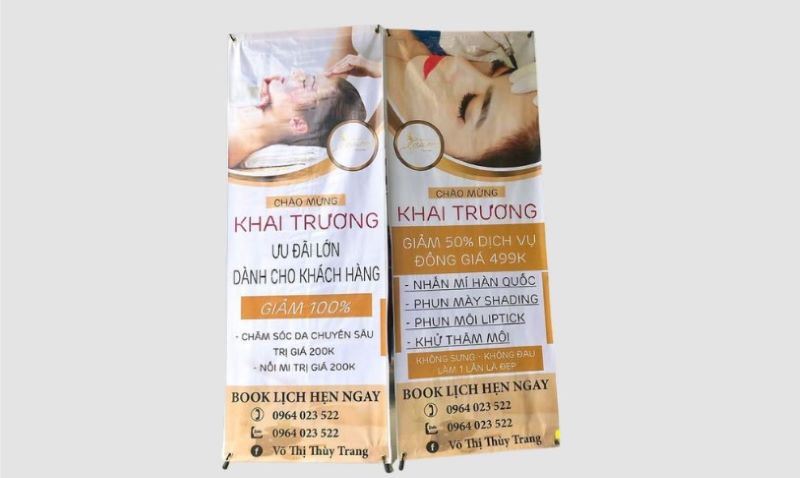 Mẫu 7: Standee được thiết kế với đầy đủ nội dung chương trình khai trương, ưu đãi