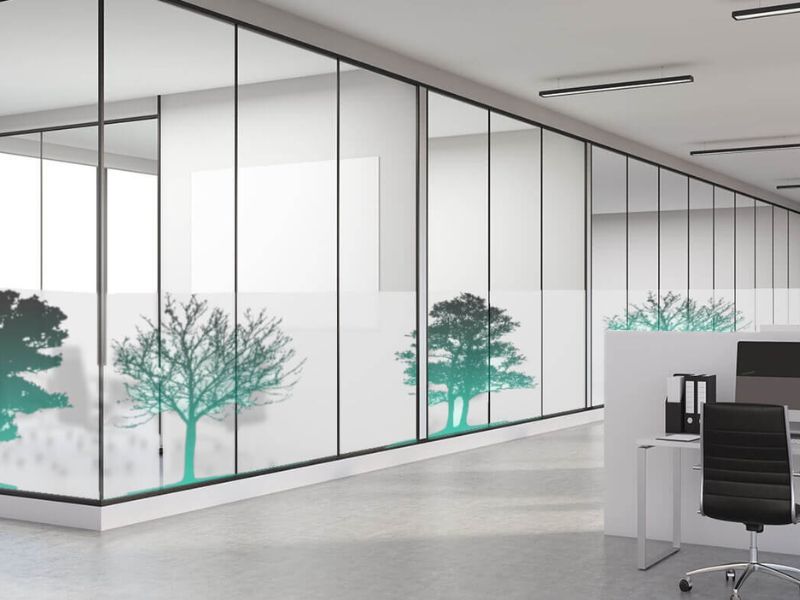 Thiết kế decal dán mờ với hình cây xanh giúp không gian văn phòng mang hơi hướng thiên nhiên. 