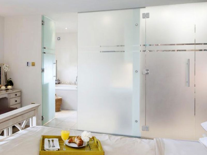 Không gian phòng tắm có thể dùng decal mờ che toàn bộ cửa kính vừa thẩm mỹ vừa đảm bảo an toàn riêng tư. 