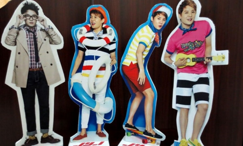 Standee nhẹ, dễ di chuyển, dễ tháo lắp