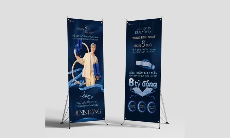 Mẫu 19: Standee thiết kế tinh tế với tông xanh nổi bật đại sứ thẩm mỹ của thương hiệu