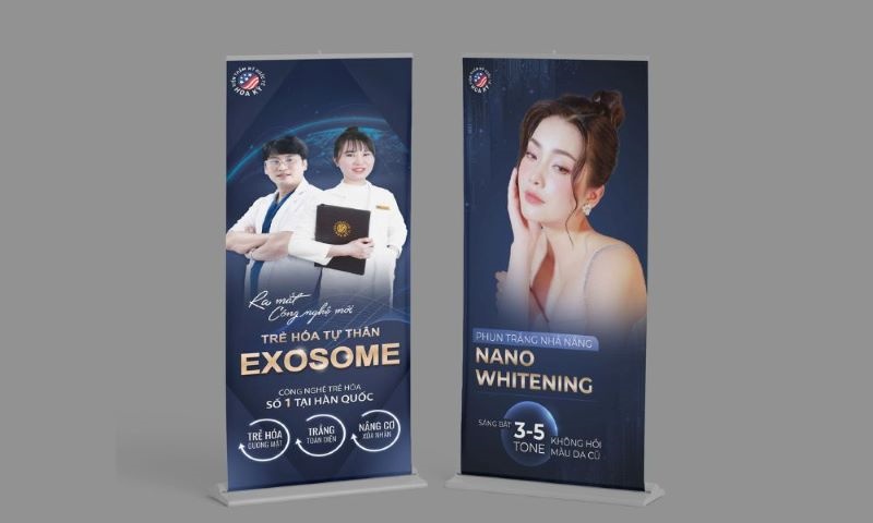 Mẫu 2: Standee được thiết kế với tông màu xanh đen, hình ảnh thiết kế rõ ràng, nổi bật thông tin dịch vụ sản phẩm.