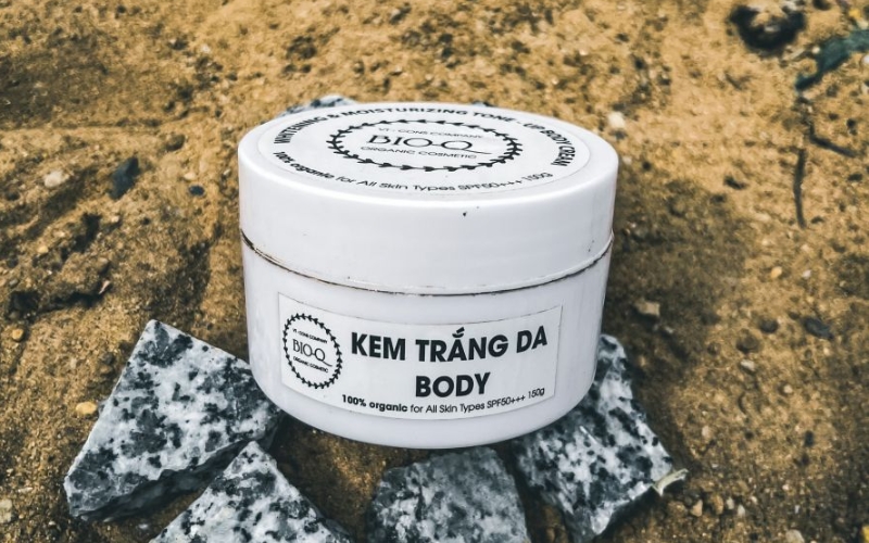 Mẫu tem dán kem body dạng chữ nhật tông trắng tối giản tinh tế