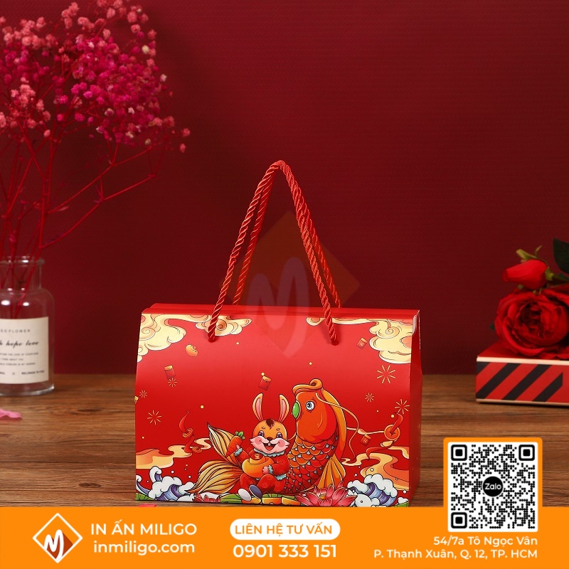 in hộp giấy màu đỏ