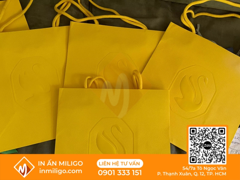 túi giấy màu vàng