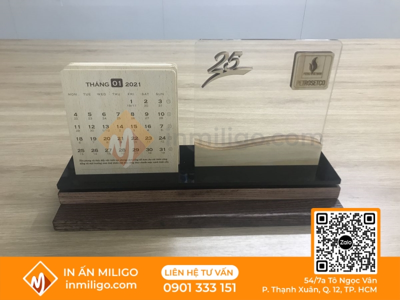 lịch gỗ để bàn